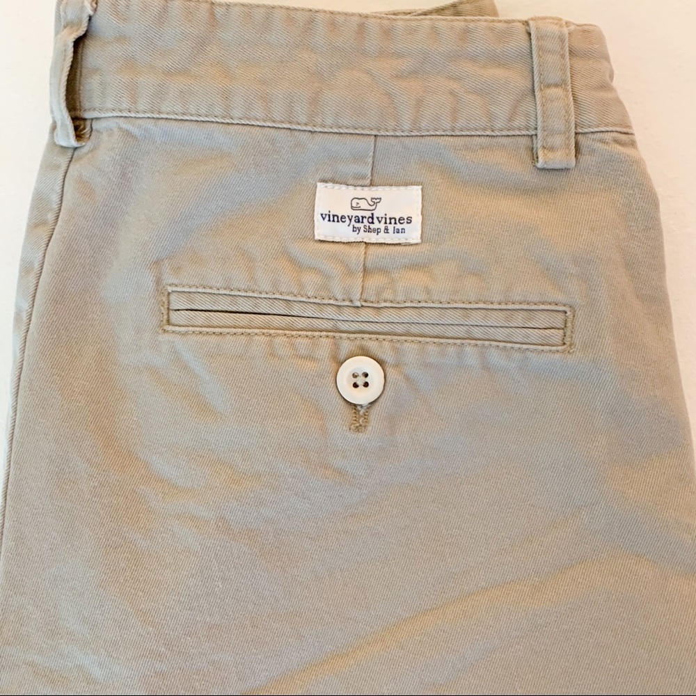 EUC Vineyard Vines boys khaki shorts - 16
